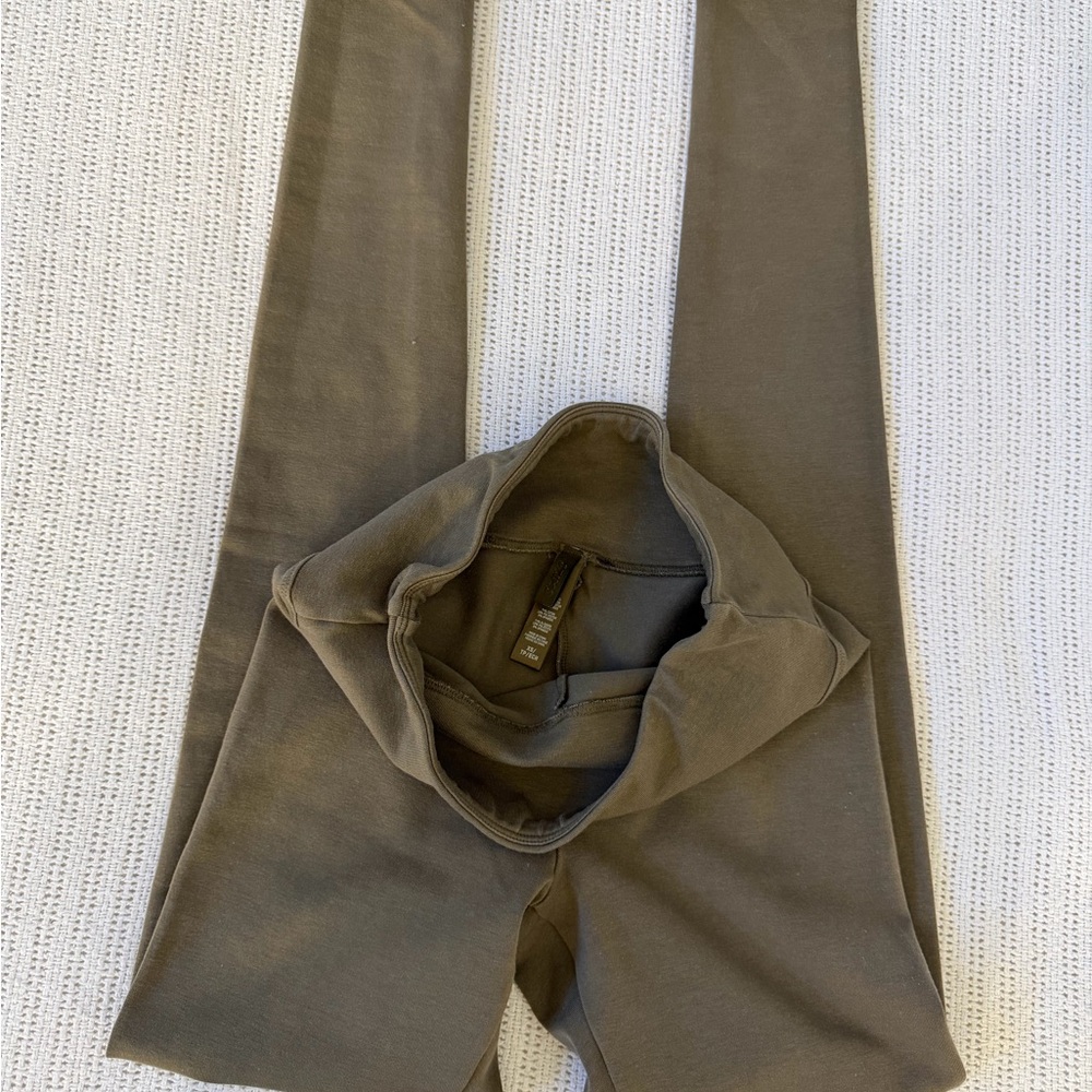 SKIMS Olive Leggings
